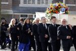 Amsterdam 15 april 2023
Herdenkingstdienst vooraf aan de begrafenis van Huub Oosterhuis in de Westertoren . Daarna gingen ze met de boot naar begraafplaats Zorgvlied.
Aanwezig oa Trijntje Oosterhuis met kinderen en partner Alvin Lewis , Tjeerd Oosterhuis en vrouw Edsilia Rombley met kinderen en moeder en de partner van Huub Oosterhuis