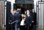 Amsterdam 15 april 2023
Herdenkingstdienst vooraf aan de begrafenis van Huub Oosterhuis in de Westertoren . Daarna gingen ze met de boot naar begraafplaats Zorgvlied.
Aanwezig oa Trijntje Oosterhuis met kinderen en partner Alvin Lewis , Tjeerd Oosterhuis en vrouw Edsilia Rombley met kinderen en moeder en de partner van Huub Oosterhuis