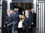 Amsterdam 15 april 2023
Herdenkingstdienst vooraf aan de begrafenis van Huub Oosterhuis in de Westertoren . Daarna gingen ze met de boot naar begraafplaats Zorgvlied.
Aanwezig oa Trijntje Oosterhuis met kinderen en partner Alvin Lewis , Tjeerd Oosterhuis en vrouw Edsilia Rombley met kinderen en moeder en de partner van Huub Oosterhuis