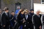 Amsterdam 15 april 2023
Herdenkingstdienst vooraf aan de begrafenis van Huub Oosterhuis in de Westertoren . Daarna gingen ze met de boot naar begraafplaats Zorgvlied.
Aanwezig oa Trijntje Oosterhuis met kinderen en partner Alvin Lewis , Tjeerd Oosterhuis en vrouw Edsilia Rombley met kinderen en moeder en de partner van Huub Oosterhuis