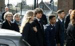 Amsterdam 15 april 2023
Herdenkingstdienst vooraf aan de begrafenis van Huub Oosterhuis in de Westertoren . Daarna gingen ze met de boot naar begraafplaats Zorgvlied.
Aanwezig oa Trijntje Oosterhuis met kinderen en partner Alvin Lewis , Tjeerd Oosterhuis en vrouw Edsilia Rombley met kinderen en moeder en de partner van Huub Oosterhuis
