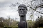Baar Soestdijk 4 april 2024
Prinses Beatrix onthult het bronzen standbeeld â€˜Het Koninklijk Gezinâ€™ in het park van Paleis Soestdijk. Het groepsportret is in 1996 gemaakt door beeldhouwer Arthur Spronken en bestaat uit de portretten van prinses Beatrix, prins Claus en hun drie zonen.
