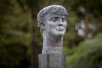 Baar Soestdijk 4 april 2024
Prinses Beatrix onthult het bronzen standbeeld â€˜Het Koninklijk Gezinâ€™ in het park van Paleis Soestdijk. Het groepsportret is in 1996 gemaakt door beeldhouwer Arthur Spronken en bestaat uit de portretten van prinses Beatrix, prins Claus en hun drie zonen.