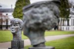 Baar Soestdijk 4 april 2024
Prinses Beatrix onthult het bronzen standbeeld â€˜Het Koninklijk Gezinâ€™ in het park van Paleis Soestdijk. Het groepsportret is in 1996 gemaakt door beeldhouwer Arthur Spronken en bestaat uit de portretten van prinses Beatrix, prins Claus en hun drie zonen.