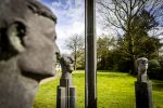 Baar Soestdijk 4 april 2024
Prinses Beatrix onthult het bronzen standbeeld â€˜Het Koninklijk Gezinâ€™ in het park van Paleis Soestdijk. Het groepsportret is in 1996 gemaakt door beeldhouwer Arthur Spronken en bestaat uit de portretten van prinses Beatrix, prins Claus en hun drie zonen.