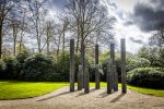 Baar Soestdijk 4 april 2024
Prinses Beatrix onthult het bronzen standbeeld â€˜Het Koninklijk Gezinâ€™ in het park van Paleis Soestdijk. Het groepsportret is in 1996 gemaakt door beeldhouwer Arthur Spronken en bestaat uit de portretten van prinses Beatrix, prins Claus en hun drie zonen.