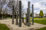 Baar Soestdijk 4 april 2024
Prinses Beatrix onthult het bronzen standbeeld â€˜Het Koninklijk Gezinâ€™ in het park van Paleis Soestdijk. Het groepsportret is in 1996 gemaakt door beeldhouwer Arthur Spronken en bestaat uit de portretten van prinses Beatrix, prins Claus en hun drie zonen.