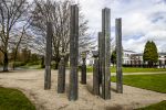Baar Soestdijk 4 april 2024
Prinses Beatrix onthult het bronzen standbeeld â€˜Het Koninklijk Gezinâ€™ in het park van Paleis Soestdijk. Het groepsportret is in 1996 gemaakt door beeldhouwer Arthur Spronken en bestaat uit de portretten van prinses Beatrix, prins Claus en hun drie zonen.