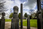 Baar Soestdijk 4 april 2024
Prinses Beatrix onthult het bronzen standbeeld â€˜Het Koninklijk Gezinâ€™ in het park van Paleis Soestdijk. Het groepsportret is in 1996 gemaakt door beeldhouwer Arthur Spronken en bestaat uit de portretten van prinses Beatrix, prins Claus en hun drie zonen.