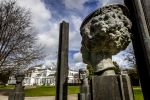 Baar Soestdijk 4 april 2024
Prinses Beatrix onthult het bronzen standbeeld â€˜Het Koninklijk Gezinâ€™ in het park van Paleis Soestdijk. Het groepsportret is in 1996 gemaakt door beeldhouwer Arthur Spronken en bestaat uit de portretten van prinses Beatrix, prins Claus en hun drie zonen.