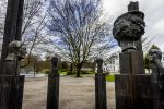 Baar Soestdijk 4 april 2024
Prinses Beatrix onthult het bronzen standbeeld â€˜Het Koninklijk Gezinâ€™ in het park van Paleis Soestdijk. Het groepsportret is in 1996 gemaakt door beeldhouwer Arthur Spronken en bestaat uit de portretten van prinses Beatrix, prins Claus en hun drie zonen.
