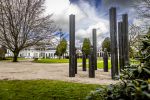 Baar Soestdijk 4 april 2024
Prinses Beatrix onthult het bronzen standbeeld â€˜Het Koninklijk Gezinâ€™ in het park van Paleis Soestdijk. Het groepsportret is in 1996 gemaakt door beeldhouwer Arthur Spronken en bestaat uit de portretten van prinses Beatrix, prins Claus en hun drie zonen.