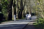 Huizen 6 april 2024
In de wijk waar het huis van Linda de Mol staat rijdt continue een wagn van beveiligingsbedrijf rond.