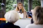 Baar Soestdijk 4 april 2024
Prinses Beatrix onthult het bronzen standbeeld â€˜Het Koninklijk Gezinâ€™ in het park van Paleis Soestdijk. Het groepsportret is in 1996 gemaakt door beeldhouwer Arthur Spronken en bestaat uit de portretten van prinses Beatrix, prins Claus en hun drie zonen. Brigitta Bloksma