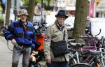 Amsterdam 11 april 2024
Hans van Manen en zijn partner Henk van Dijk doen hun boodschappen  in Amsterdam Zuid.