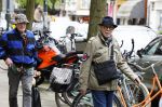Amsterdam 11 april 2024
Hans van Manen en zijn partner Henk van Dijk doen hun boodschappen  in Amsterdam Zuid.
