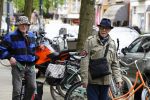 Amsterdam 11 april 2024
Hans van Manen en zijn partner Henk van Dijk doen hun boodschappen  in Amsterdam Zuid.