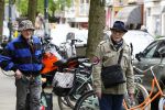 Amsterdam 11 april 2024
Hans van Manen en zijn partner Henk van Dijk doen hun boodschappen  in Amsterdam Zuid.