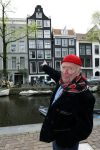 Amsterdam 9 april 2024
Harry Slinger met de schrijver van zijn boek Edwin Gitsels in de Jordaan waar Harry geboren is .