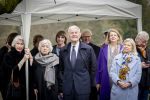 Baar Soestdijk 4 april 2024
Prinses Beatrix onthult het bronzen standbeeld â€˜Het Koninklijk Gezinâ€™ in het park van Paleis Soestdijk. Het groepsportret is in 1996 gemaakt door beeldhouwer Arthur Spronken en bestaat uit de portretten van prinses Beatrix, prins Claus en hun drie zonen. Jaap Rost Onnes