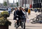 Amsterdam 21 april 2024
Jordy Huisman van Kris Kross Amsterdam viert zijn 40e verjaardag met een boottocht door de grachten van Amsterdam. Jordy Huisman met zijn vriendin Kathie Lam