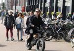 Amsterdam 21 april 2024
Jordy Huisman van Kris Kross Amsterdam viert zijn 40e verjaardag met een boottocht door de grachten van Amsterdam. Jordy Huisman met zijn vriendin Kathie Lam