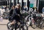 Amsterdam 21 april 2024
Jordy Huisman van Kris Kross Amsterdam viert zijn 40e verjaardag met een boottocht door de grachten van Amsterdam. Jordy Huisman met zijn vriendin Kathie Lam
