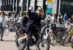 Amsterdam 21 april 2024
Jordy Huisman van Kris Kross Amsterdam viert zijn 40e verjaardag met een boottocht door de grachten van Amsterdam. Jordy Huisman met zijn vriendin Kathie Lam