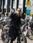 Amsterdam 21 april 2024
Jordy Huisman van Kris Kross Amsterdam viert zijn 40e verjaardag met een boottocht door de grachten van Amsterdam. Jordy Huisman met zijn vriendin Kathie Lam