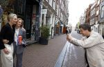 Amsterdam 16 april 2024
Boekpresentatie Kimberley Klaver. Haar 2e boek heet Zuid moeders hebben geen geheimen. Rob Kemps fotografeert Kimberley Klaver en Stephanie Klaver