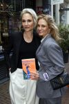 Amsterdam 16 april 2024
Boekpresentatie Kimberley Klaver. Haar 2e boek heet Zuid moeders hebben geen geheimen. Rob Kemps fotografeert Kimberley Klaver en Stephanie Klaver