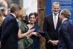 Amsterdam 18 april 2024
Contraprestatie
Koning Felipe en Koningin Letizia bieden het Koninklijk Paar een receptie aan in Museum STRAAT in Amsterdam. Hierbij is ook de Prinses van Oranje aanwezig. Tijdens de receptie openen de Koninklijke Paren een expositie van tien Spaanse en Nederlandse muurschilders. De tentoonstelling is tot en met 2 juni te bezoeken. Na de receptie neemt het Koninklijk Paar afscheid van de Spaanse Koning en Koningin. Aanwezig Koning Felipe Koningin Letizia Koning Willem Alexnader Koningin Maxima Prinses Amalia Prinses Margriet en Mr Pieter v Vollenhoven.