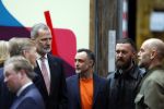 Amsterdam 18 april 2024
Contraprestatie
Koning Felipe en Koningin Letizia bieden het Koninklijk Paar een receptie aan in Museum STRAAT in Amsterdam. Hierbij is ook de Prinses van Oranje aanwezig. Tijdens de receptie openen de Koninklijke Paren een expositie van tien Spaanse en Nederlandse muurschilders. De tentoonstelling is tot en met 2 juni te bezoeken. Na de receptie neemt het Koninklijk Paar afscheid van de Spaanse Koning en Koningin. Aanwezig Koning Felipe Koningin Letizia Koning Willem Alexnader Koningin Maxima Prinses Amalia Prinses Margriet en Mr Pieter v Vollenhoven.