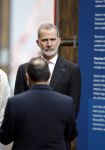 Amsterdam 18 april 2024
Contraprestatie
Koning Felipe en Koningin Letizia bieden het Koninklijk Paar een receptie aan in Museum STRAAT in Amsterdam. Hierbij is ook de Prinses van Oranje aanwezig. Tijdens de receptie openen de Koninklijke Paren een expositie van tien Spaanse en Nederlandse muurschilders. De tentoonstelling is tot en met 2 juni te bezoeken. Na de receptie neemt het Koninklijk Paar afscheid van de Spaanse Koning en Koningin. Aanwezig Koning Felipe Koningin Letizia Koning Willem Alexnader Koningin Maxima Prinses Amalia Prinses Margriet en Mr Pieter v Vollenhoven.