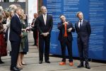 Amsterdam 18 april 2024
Contraprestatie
Koning Felipe en Koningin Letizia bieden het Koninklijk Paar een receptie aan in Museum STRAAT in Amsterdam. Hierbij is ook de Prinses van Oranje aanwezig. Tijdens de receptie openen de Koninklijke Paren een expositie van tien Spaanse en Nederlandse muurschilders. De tentoonstelling is tot en met 2 juni te bezoeken. Na de receptie neemt het Koninklijk Paar afscheid van de Spaanse Koning en Koningin. Aanwezig Koning Felipe Koningin Letizia Koning Willem Alexnader Koningin Maxima Prinses Amalia Prinses Margriet en Mr Pieter v Vollenhoven.