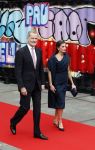 Amsterdam 18 april 2024
Contraprestatie
Koning Felipe en Koningin Letizia bieden het Koninklijk Paar een receptie aan in Museum STRAAT in Amsterdam. Hierbij is ook de Prinses van Oranje aanwezig. Tijdens de receptie openen de Koninklijke Paren een expositie van tien Spaanse en Nederlandse muurschilders. De tentoonstelling is tot en met 2 juni te bezoeken. Na de receptie neemt het Koninklijk Paar afscheid van de Spaanse Koning en Koningin. Aanwezig Koning Felipe Koningin Letizia Koning Willem Alexnader Koningin Maxima Prinses Amalia Prinses Margriet en Mr Pieter v Vollenhoven.