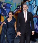 Amsterdam 18 april 2024
Contraprestatie
Koning Felipe en Koningin Letizia bieden het Koninklijk Paar een receptie aan in Museum STRAAT in Amsterdam. Hierbij is ook de Prinses van Oranje aanwezig. Tijdens de receptie openen de Koninklijke Paren een expositie van tien Spaanse en Nederlandse muurschilders. De tentoonstelling is tot en met 2 juni te bezoeken. Na de receptie neemt het Koninklijk Paar afscheid van de Spaanse Koning en Koningin. Aanwezig Koning Felipe Koningin Letizia Koning Willem Alexnader Koningin Maxima Prinses Amalia Prinses Margriet en Mr Pieter v Vollenhoven.