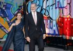 Amsterdam 18 april 2024
Contraprestatie
Koning Felipe en Koningin Letizia bieden het Koninklijk Paar een receptie aan in Museum STRAAT in Amsterdam. Hierbij is ook de Prinses van Oranje aanwezig. Tijdens de receptie openen de Koninklijke Paren een expositie van tien Spaanse en Nederlandse muurschilders. De tentoonstelling is tot en met 2 juni te bezoeken. Na de receptie neemt het Koninklijk Paar afscheid van de Spaanse Koning en Koningin. Aanwezig Koning Felipe Koningin Letizia Koning Willem Alexnader Koningin Maxima Prinses Amalia Prinses Margriet en Mr Pieter v Vollenhoven.
