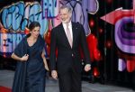Amsterdam 18 april 2024
Contraprestatie
Koning Felipe en Koningin Letizia bieden het Koninklijk Paar een receptie aan in Museum STRAAT in Amsterdam. Hierbij is ook de Prinses van Oranje aanwezig. Tijdens de receptie openen de Koninklijke Paren een expositie van tien Spaanse en Nederlandse muurschilders. De tentoonstelling is tot en met 2 juni te bezoeken. Na de receptie neemt het Koninklijk Paar afscheid van de Spaanse Koning en Koningin. Aanwezig Koning Felipe Koningin Letizia Koning Willem Alexnader Koningin Maxima Prinses Amalia Prinses Margriet en Mr Pieter v Vollenhoven.