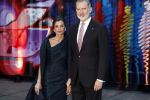 Amsterdam 18 april 2024
Contraprestatie
Koning Felipe en Koningin Letizia bieden het Koninklijk Paar een receptie aan in Museum STRAAT in Amsterdam. Hierbij is ook de Prinses van Oranje aanwezig. Tijdens de receptie openen de Koninklijke Paren een expositie van tien Spaanse en Nederlandse muurschilders. De tentoonstelling is tot en met 2 juni te bezoeken. Na de receptie neemt het Koninklijk Paar afscheid van de Spaanse Koning en Koningin. Aanwezig Koning Felipe Koningin Letizia Koning Willem Alexnader Koningin Maxima Prinses Amalia Prinses Margriet en Mr Pieter v Vollenhoven.