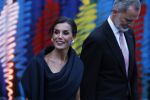 Amsterdam 18 april 2024
Contraprestatie
Koning Felipe en Koningin Letizia bieden het Koninklijk Paar een receptie aan in Museum STRAAT in Amsterdam. Hierbij is ook de Prinses van Oranje aanwezig. Tijdens de receptie openen de Koninklijke Paren een expositie van tien Spaanse en Nederlandse muurschilders. De tentoonstelling is tot en met 2 juni te bezoeken. Na de receptie neemt het Koninklijk Paar afscheid van de Spaanse Koning en Koningin. Aanwezig Koning Felipe Koningin Letizia Koning Willem Alexnader Koningin Maxima Prinses Amalia Prinses Margriet en Mr Pieter v Vollenhoven.