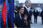 Amsterdam 18 april 2024
Contraprestatie
Koning Felipe en Koningin Letizia bieden het Koninklijk Paar een receptie aan in Museum STRAAT in Amsterdam. Hierbij is ook de Prinses van Oranje aanwezig. Tijdens de receptie openen de Koninklijke Paren een expositie van tien Spaanse en Nederlandse muurschilders. De tentoonstelling is tot en met 2 juni te bezoeken. Na de receptie neemt het Koninklijk Paar afscheid van de Spaanse Koning en Koningin. Aanwezig Koning Felipe Koningin Letizia Koning Willem Alexnader Koningin Maxima Prinses Amalia Prinses Margriet en Mr Pieter v Vollenhoven.