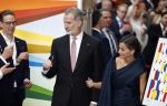 Amsterdam 18 april 2024
Contraprestatie
Koning Felipe en Koningin Letizia bieden het Koninklijk Paar een receptie aan in Museum STRAAT in Amsterdam. Hierbij is ook de Prinses van Oranje aanwezig. Tijdens de receptie openen de Koninklijke Paren een expositie van tien Spaanse en Nederlandse muurschilders. De tentoonstelling is tot en met 2 juni te bezoeken. Na de receptie neemt het Koninklijk Paar afscheid van de Spaanse Koning en Koningin. Aanwezig Koning Felipe Koningin Letizia Koning Willem Alexnader Koningin Maxima Prinses Amalia Prinses Margriet en Mr Pieter v Vollenhoven.