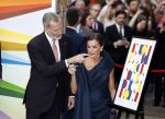 Amsterdam 18 april 2024
Contraprestatie
Koning Felipe en Koningin Letizia bieden het Koninklijk Paar een receptie aan in Museum STRAAT in Amsterdam. Hierbij is ook de Prinses van Oranje aanwezig. Tijdens de receptie openen de Koninklijke Paren een expositie van tien Spaanse en Nederlandse muurschilders. De tentoonstelling is tot en met 2 juni te bezoeken. Na de receptie neemt het Koninklijk Paar afscheid van de Spaanse Koning en Koningin. Aanwezig Koning Felipe Koningin Letizia Koning Willem Alexnader Koningin Maxima Prinses Amalia Prinses Margriet en Mr Pieter v Vollenhoven.