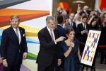 Amsterdam 18 april 2024
Contraprestatie
Koning Felipe en Koningin Letizia bieden het Koninklijk Paar een receptie aan in Museum STRAAT in Amsterdam. Hierbij is ook de Prinses van Oranje aanwezig. Tijdens de receptie openen de Koninklijke Paren een expositie van tien Spaanse en Nederlandse muurschilders. De tentoonstelling is tot en met 2 juni te bezoeken. Na de receptie neemt het Koninklijk Paar afscheid van de Spaanse Koning en Koningin. Aanwezig Koning Felipe Koningin Letizia Koning Willem Alexnader Koningin Maxima Prinses Amalia Prinses Margriet en Mr Pieter v Vollenhoven.