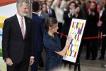 Amsterdam 18 april 2024
Contraprestatie
Koning Felipe en Koningin Letizia bieden het Koninklijk Paar een receptie aan in Museum STRAAT in Amsterdam. Hierbij is ook de Prinses van Oranje aanwezig. Tijdens de receptie openen de Koninklijke Paren een expositie van tien Spaanse en Nederlandse muurschilders. De tentoonstelling is tot en met 2 juni te bezoeken. Na de receptie neemt het Koninklijk Paar afscheid van de Spaanse Koning en Koningin. Aanwezig Koning Felipe Koningin Letizia Koning Willem Alexnader Koningin Maxima Prinses Amalia Prinses Margriet en Mr Pieter v Vollenhoven.