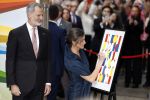 Amsterdam 18 april 2024
Contraprestatie
Koning Felipe en Koningin Letizia bieden het Koninklijk Paar een receptie aan in Museum STRAAT in Amsterdam. Hierbij is ook de Prinses van Oranje aanwezig. Tijdens de receptie openen de Koninklijke Paren een expositie van tien Spaanse en Nederlandse muurschilders. De tentoonstelling is tot en met 2 juni te bezoeken. Na de receptie neemt het Koninklijk Paar afscheid van de Spaanse Koning en Koningin. Aanwezig Koning Felipe Koningin Letizia Koning Willem Alexnader Koningin Maxima Prinses Amalia Prinses Margriet en Mr Pieter v Vollenhoven.