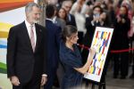 Amsterdam 18 april 2024
Contraprestatie
Koning Felipe en Koningin Letizia bieden het Koninklijk Paar een receptie aan in Museum STRAAT in Amsterdam. Hierbij is ook de Prinses van Oranje aanwezig. Tijdens de receptie openen de Koninklijke Paren een expositie van tien Spaanse en Nederlandse muurschilders. De tentoonstelling is tot en met 2 juni te bezoeken. Na de receptie neemt het Koninklijk Paar afscheid van de Spaanse Koning en Koningin. Aanwezig Koning Felipe Koningin Letizia Koning Willem Alexnader Koningin Maxima Prinses Amalia Prinses Margriet en Mr Pieter v Vollenhoven.