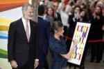 Amsterdam 18 april 2024
Contraprestatie
Koning Felipe en Koningin Letizia bieden het Koninklijk Paar een receptie aan in Museum STRAAT in Amsterdam. Hierbij is ook de Prinses van Oranje aanwezig. Tijdens de receptie openen de Koninklijke Paren een expositie van tien Spaanse en Nederlandse muurschilders. De tentoonstelling is tot en met 2 juni te bezoeken. Na de receptie neemt het Koninklijk Paar afscheid van de Spaanse Koning en Koningin. Aanwezig Koning Felipe Koningin Letizia Koning Willem Alexnader Koningin Maxima Prinses Amalia Prinses Margriet en Mr Pieter v Vollenhoven.