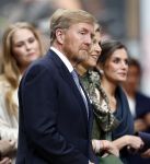 Amsterdam 18 april 2024
Contraprestatie
Koning Felipe en Koningin Letizia bieden het Koninklijk Paar een receptie aan in Museum STRAAT in Amsterdam. Hierbij is ook de Prinses van Oranje aanwezig. Tijdens de receptie openen de Koninklijke Paren een expositie van tien Spaanse en Nederlandse muurschilders. De tentoonstelling is tot en met 2 juni te bezoeken. Na de receptie neemt het Koninklijk Paar afscheid van de Spaanse Koning en Koningin. Aanwezig Koning Felipe Koningin Letizia Koning Willem Alexnader Koningin Maxima Prinses Amalia Prinses Margriet en Mr Pieter v Vollenhoven.